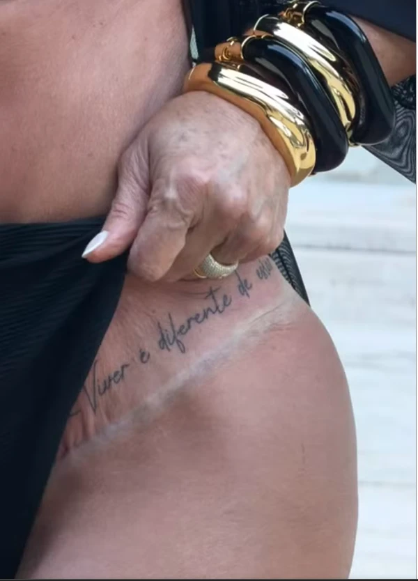 Mãe de Virginia aproveita férias na Bahia de biquíni e exibe tatuagem em local íntimo 34
