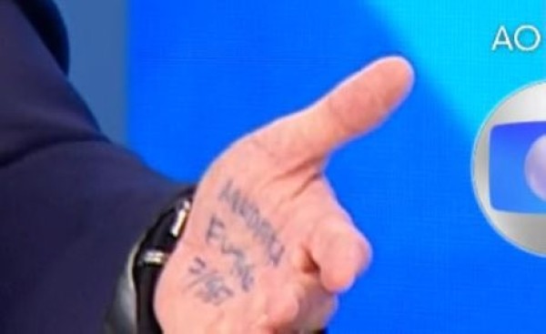 É isso que estava escrito na mão de Flávio Bolsonaro durante sabatina na Globo 34 220511202608286a923047d4bd2