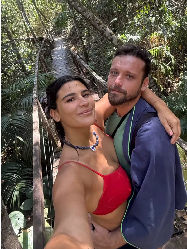 Giulia Costa assume romance e surge em clima íntimo em rio de águas cristalinas 34