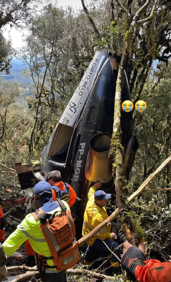 Imagem de destroços do helicóptero de Rick é divulgada e mostra detalhe assustador no local 34 6S2AFeMRKadQ4jCbSdIq7QfPvRjNY7MMZ9tyZmtz
