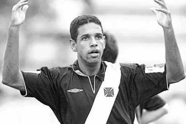 ‘É com o mais profundo pesar que…’: aos 49 anos, morte de ex-jogador marcante abala o futebol brasileiro 34