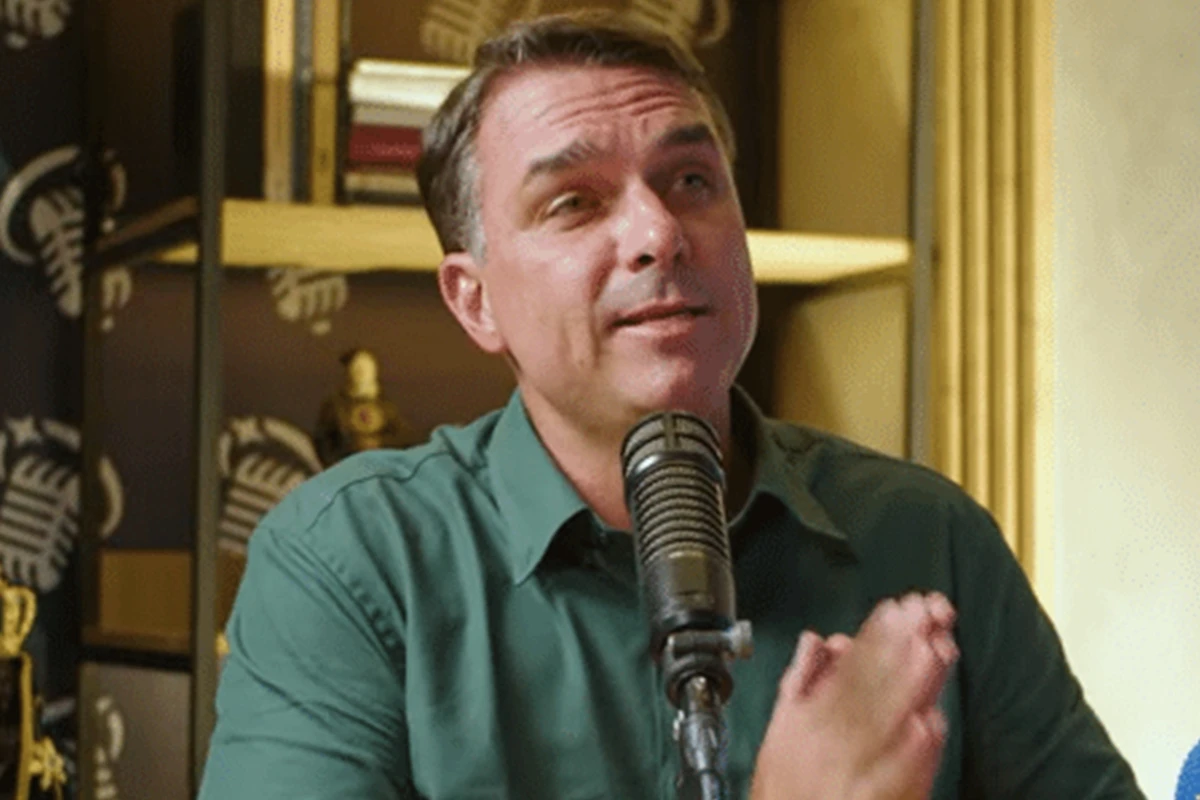 Flávio Bolsonaro se manifesta após tomar ‘facada’: ‘eu acho que…’