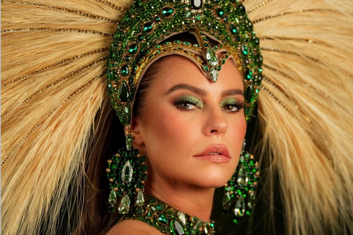 Paolla Oliveira é coroada rainha de bateria da Imperatriz Leopoldinense