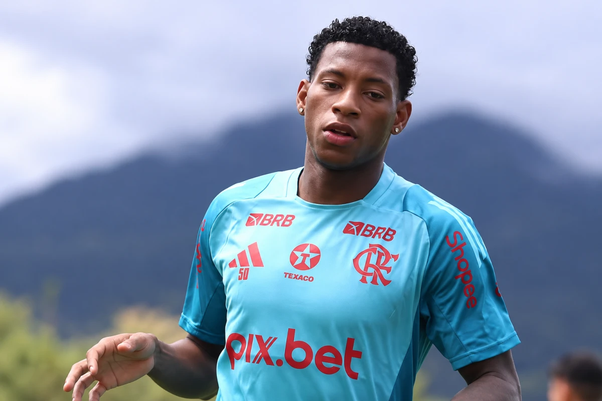 Flamengo aceita acordo para liberar atacante no mercado da bola