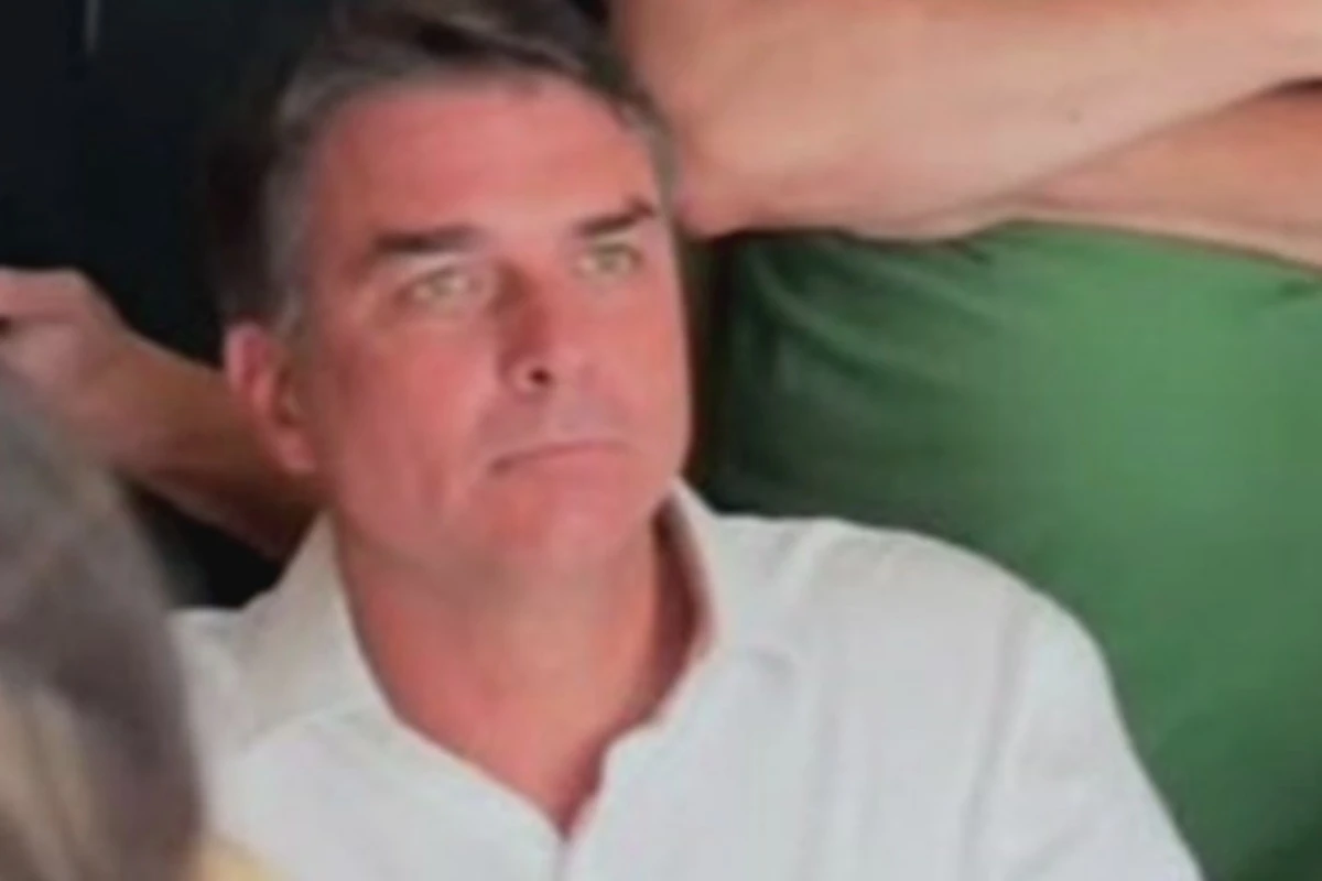 Um dia após perder a eleição, Flávio Bolsonaro recebe intimação e reage