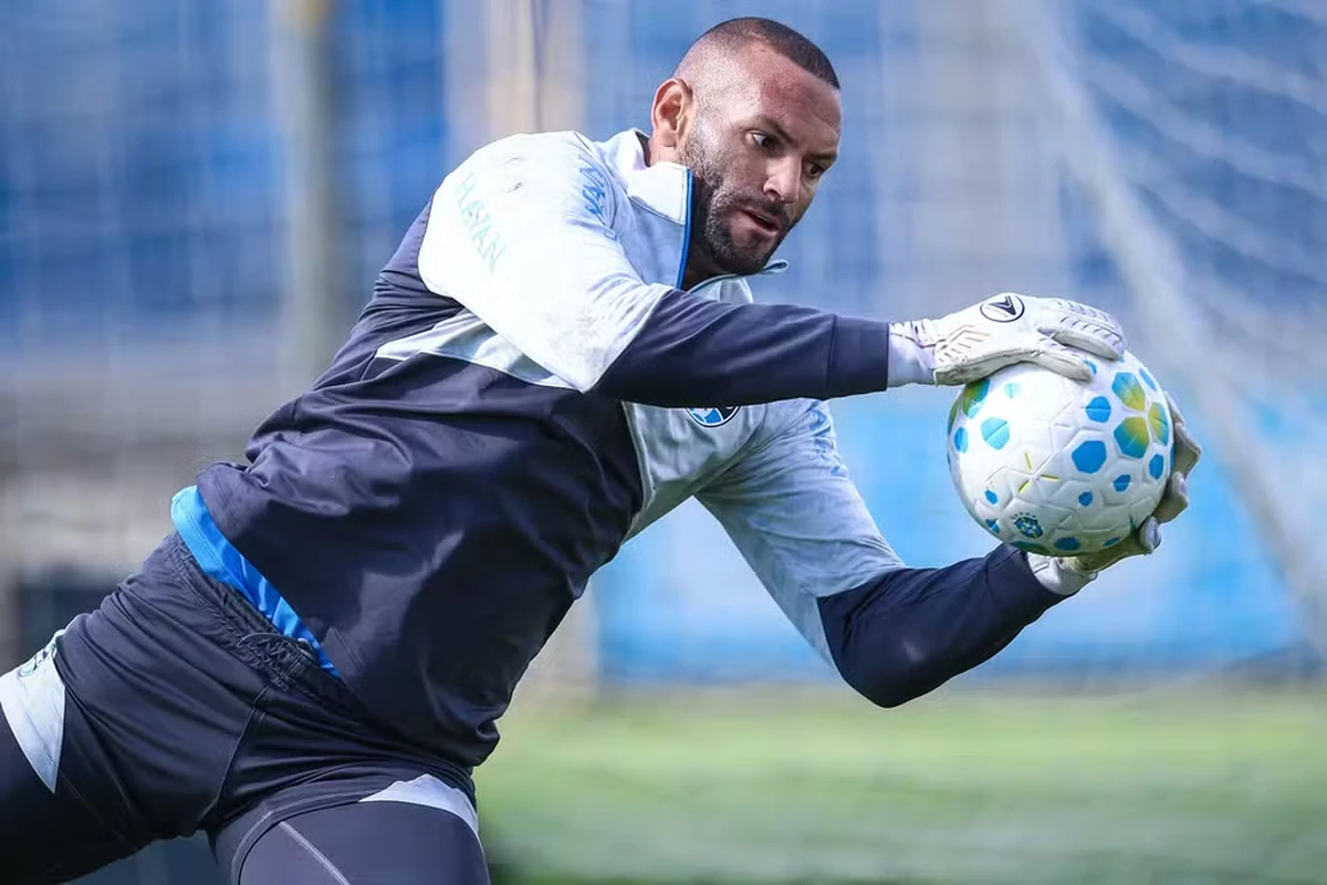 Weverton toma decisão direta no Grêmio após nome do Santos aparecer entre os interessados no goleiro