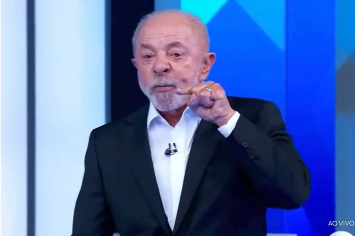Lula comete erro diante das câmeras no debate da Globo e fala em ‘acabar com a polícia’