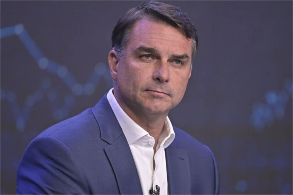 Flávio Bolsonaro dispensa sabatina do SBT para se concentrar totalmente no debate da Globo