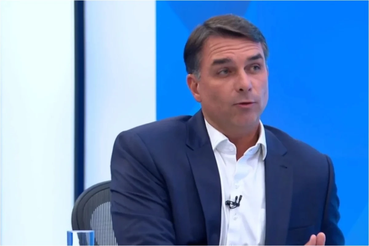 Flávio Bolsonaro teria promovido uma festa com garotas de programa durante pandemia de Covid, diz revista