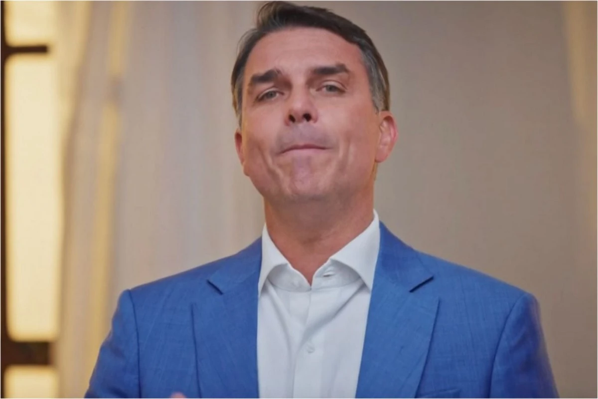 Propaganda eleitoral de Flávio Bolsonaro é exibida na TV sem áudio