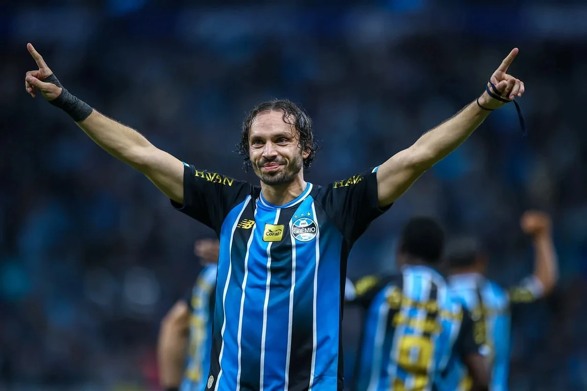 Martelo batido: Krovinovic e Amuzu têm futuro definido de última hora no Grêmio