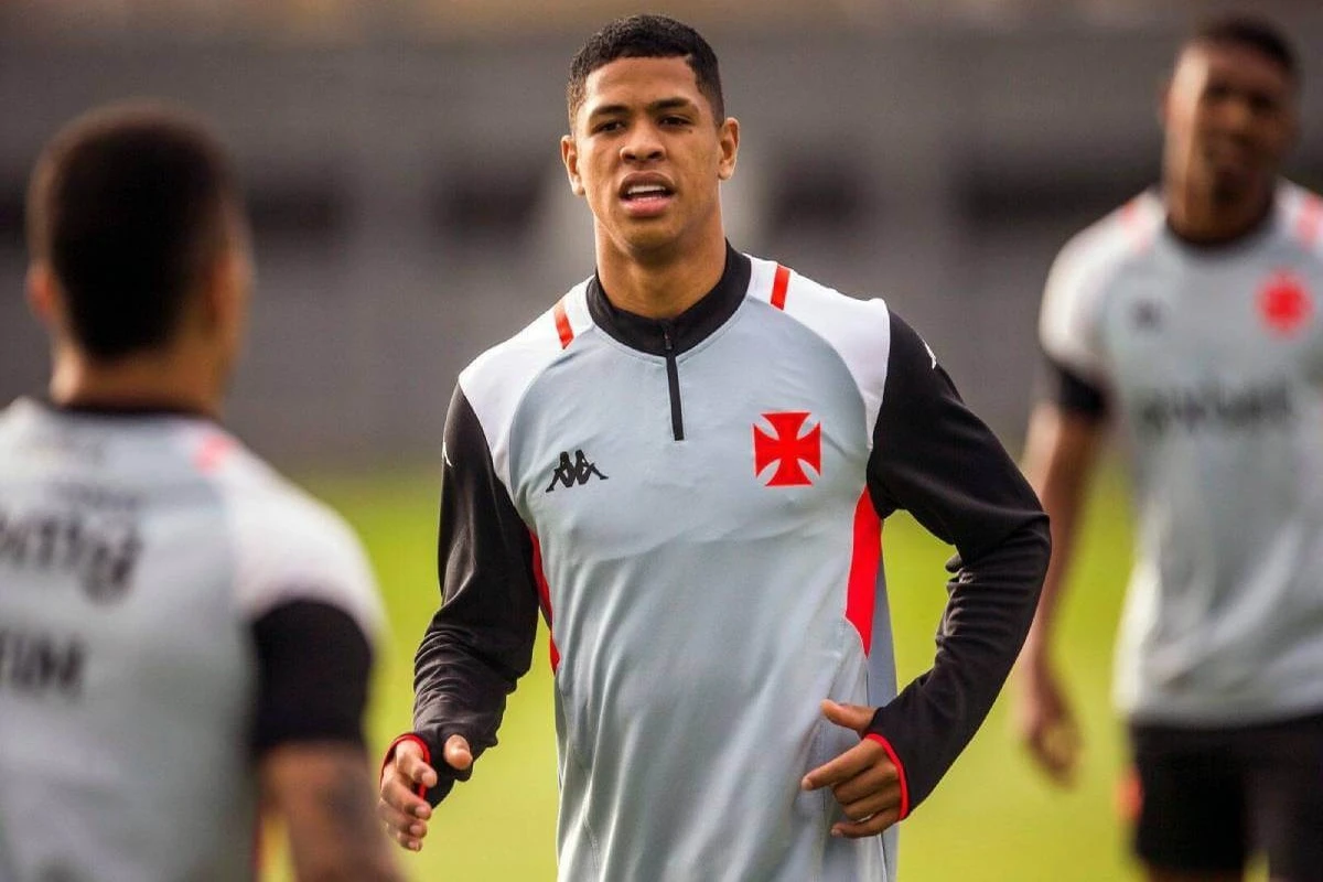 Jogador do Vasco se envolve em acidente de carro e é levado ao hospital