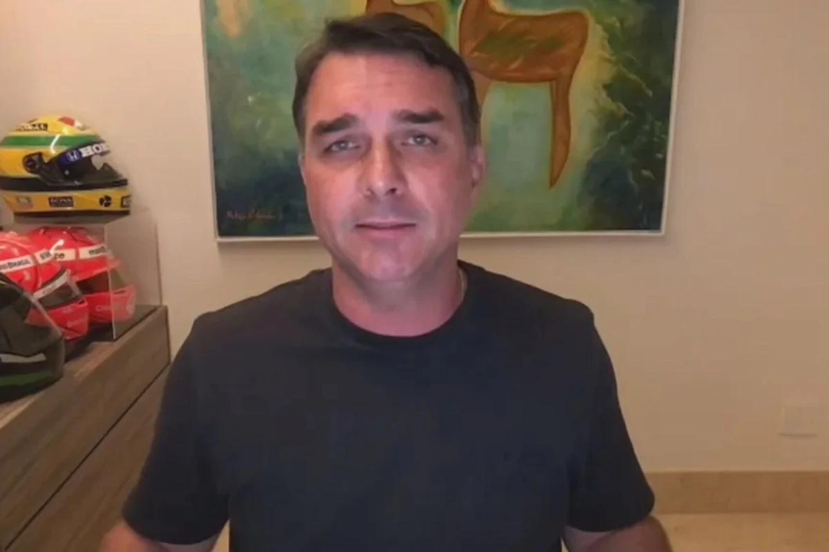 Flávio Bolsonaro mantém gabinete milionário no Senado mesmo após viajar aos EUA; este é o custo