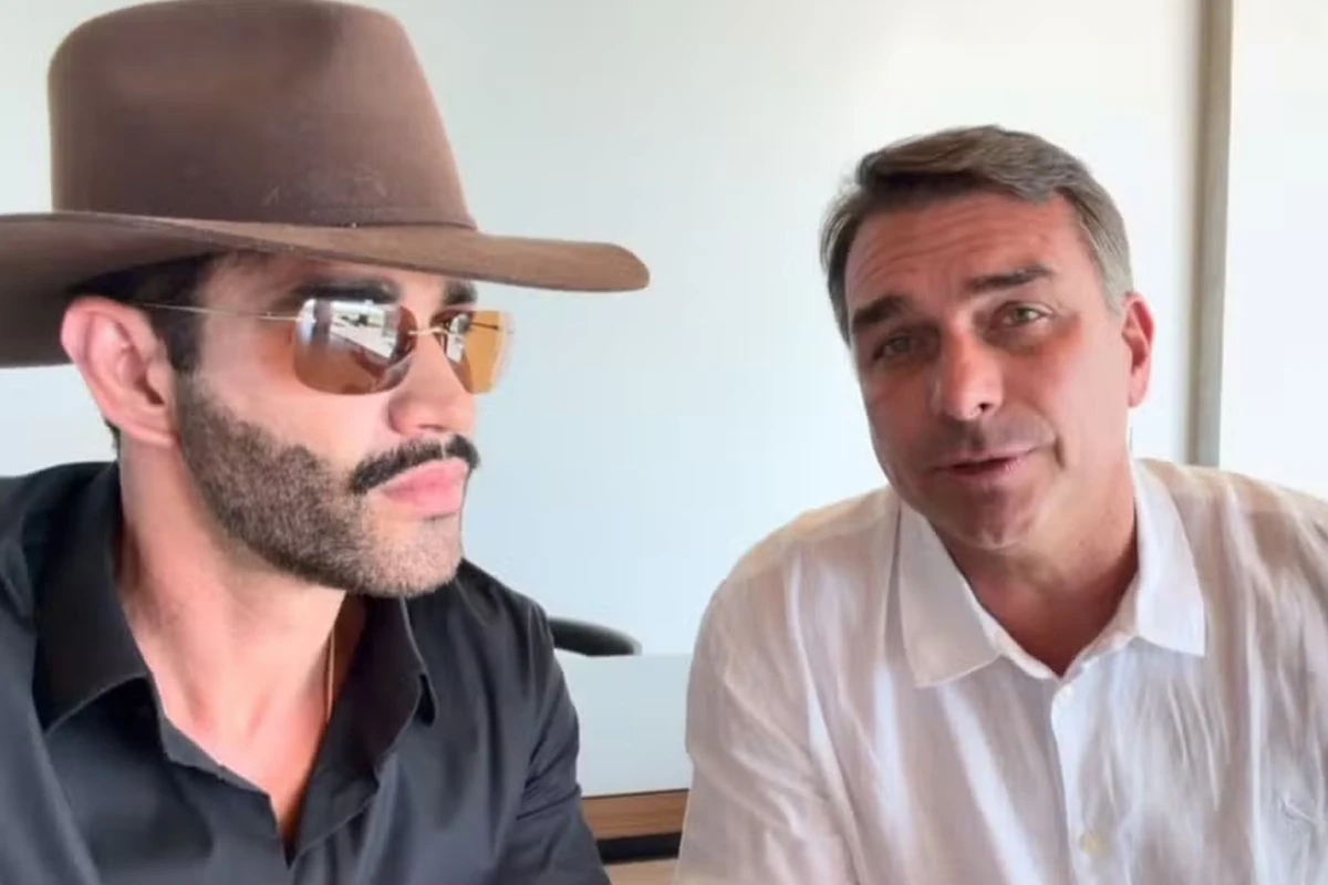 Gusttavo Lima sai de cima do muro e surge ao lado de Flávio Bolsonaro