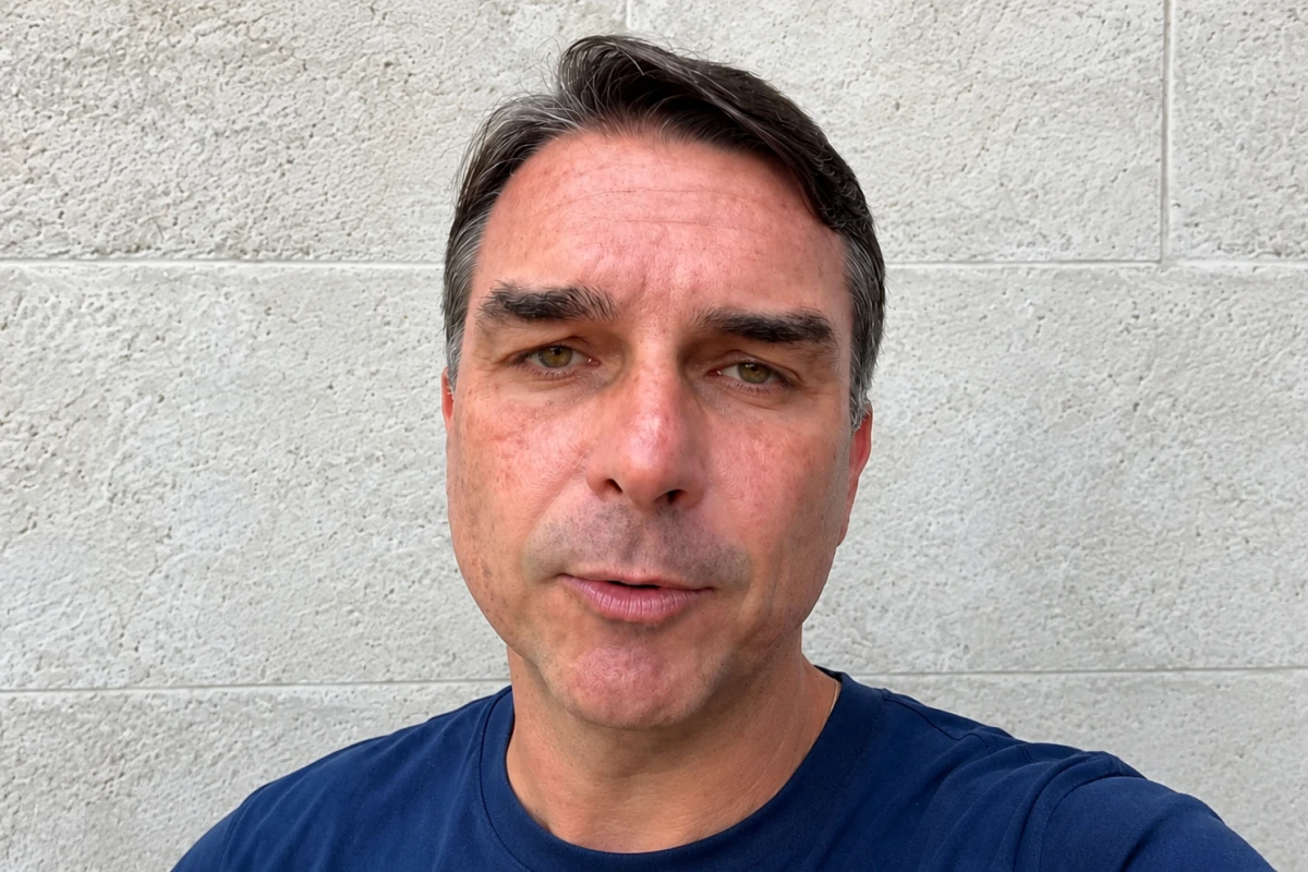 Polícia Federal impõe restrições a Flávio Bolsonaro e ele terá que cumprir em 24 horas