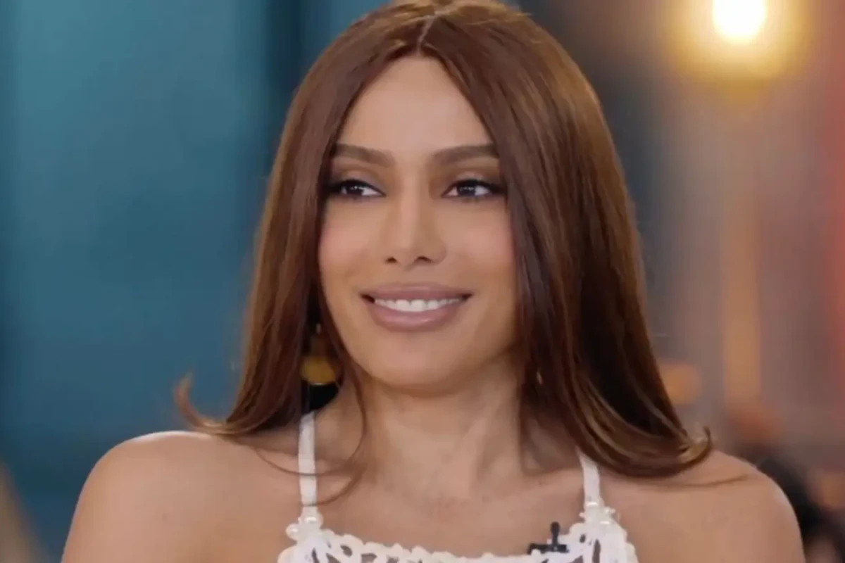 Anitta compartilha álbum de viagem e vira Rainha do Egito para os fãs